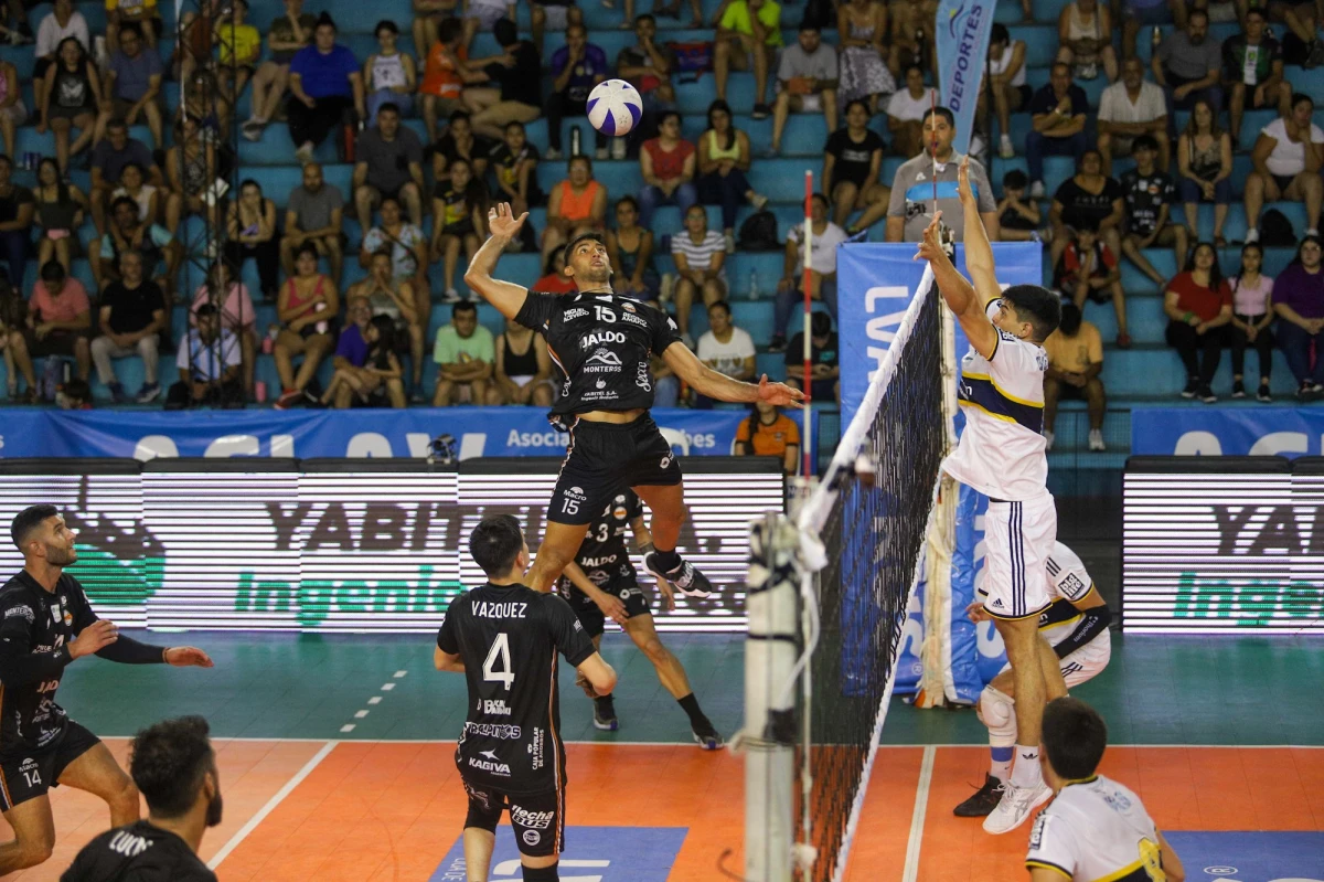 POTENTE. Si bien su mejores porcentajes se registran en bloqueo, el 15 monterizo también aporta cuando ataca la pelota. FOTO PRENSA MONTEROS VÓLEY