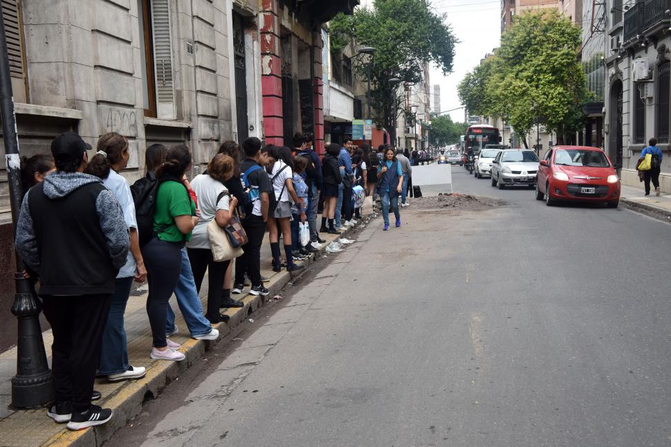 Las multitudes se acumulan en las paradas de colectivos.