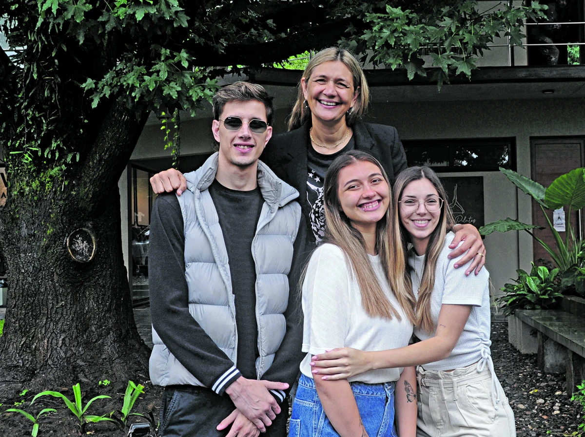 EN FAMILIA. Carolina posa junto a sus dos hijos y su nuera. Al igual que ella, Pablo y Sofía se destacaron en el vóley.