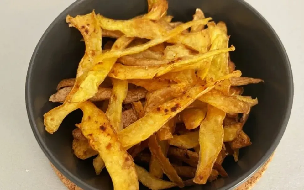 Snacks de cáscaras de papas, la receta barata y adictiva.