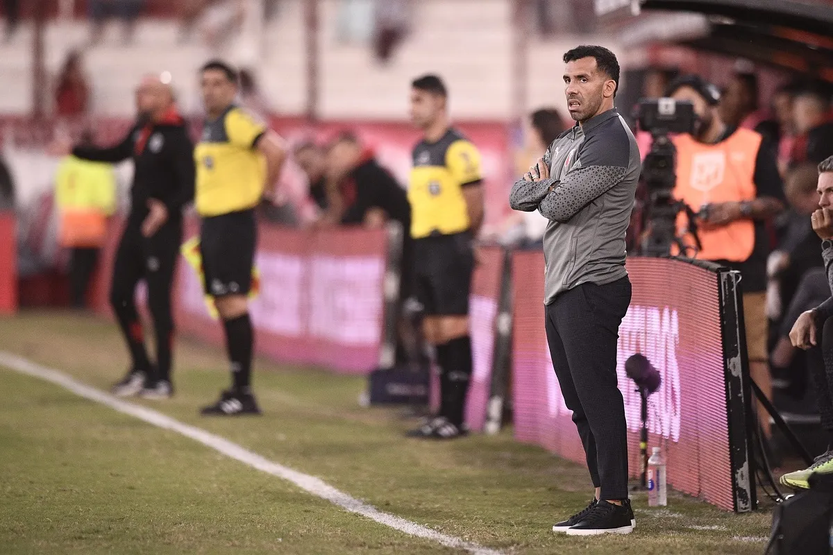 VA POR TODO. Carlos Tevez buscará alcanzar la cima de la zona A, contra el millonario. Foto tomada de X.