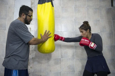 A fuerza de golpes, nivela el camino