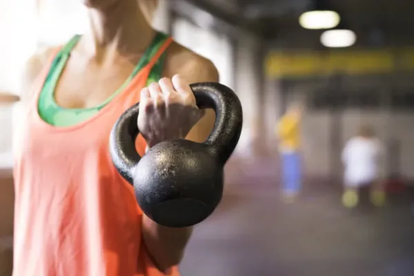 Cómo conseguir abdominales, brazos y piernas fuertes con este ejercicio de moda