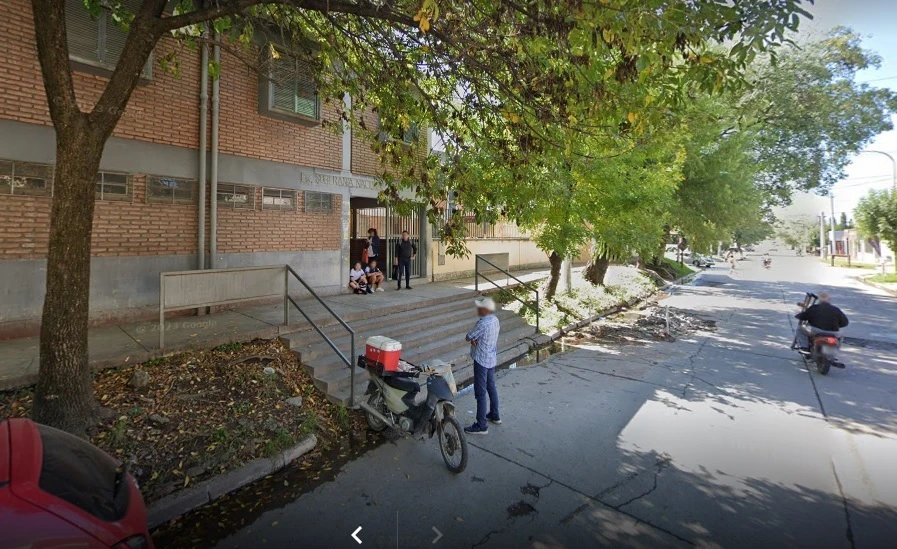 Violento asalto a la  salida de una escuela