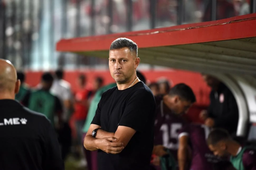 RESPUESTAS PARA TODO. Flores aseguró que el equipo todavía se está conociendo y que mejoró bastante en el último partido. LA GACETA / FOTO DE DIEGO ÁRAOZ