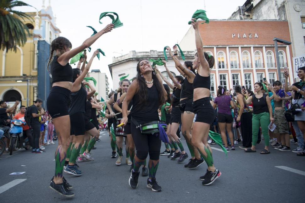 COREOGRAFÍAS. Algunos grupos reclamaron con bailes en la plaza.