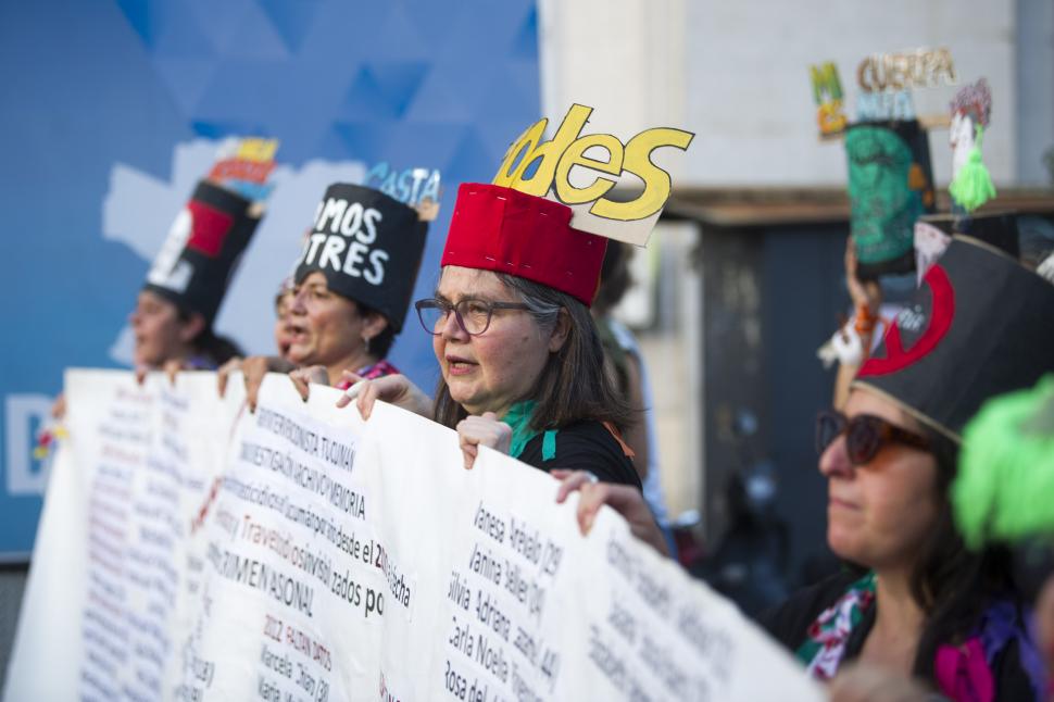 PANCARTA. Mujeres muestran una lista con los nombres de víctimas.