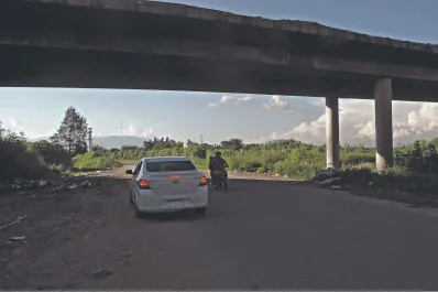 El puente donde hallaron un cuerpo guarda misterios