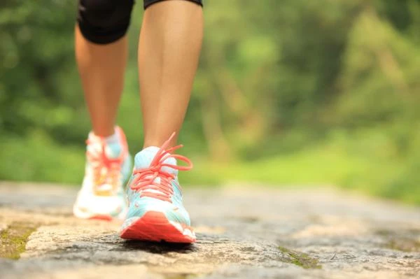 CAMINATAS. Es un buen ejercicio para mejorar la circulación de la sangre.