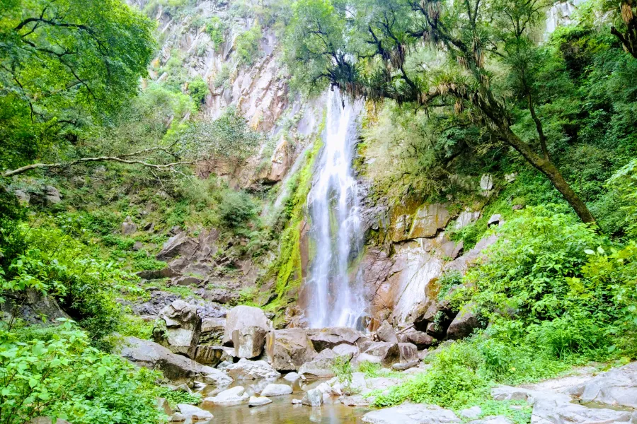 Turismo de Semana Santa: un oasis verde, un río turquesa y unas cuevas anaranjadas cerca de Tucumán