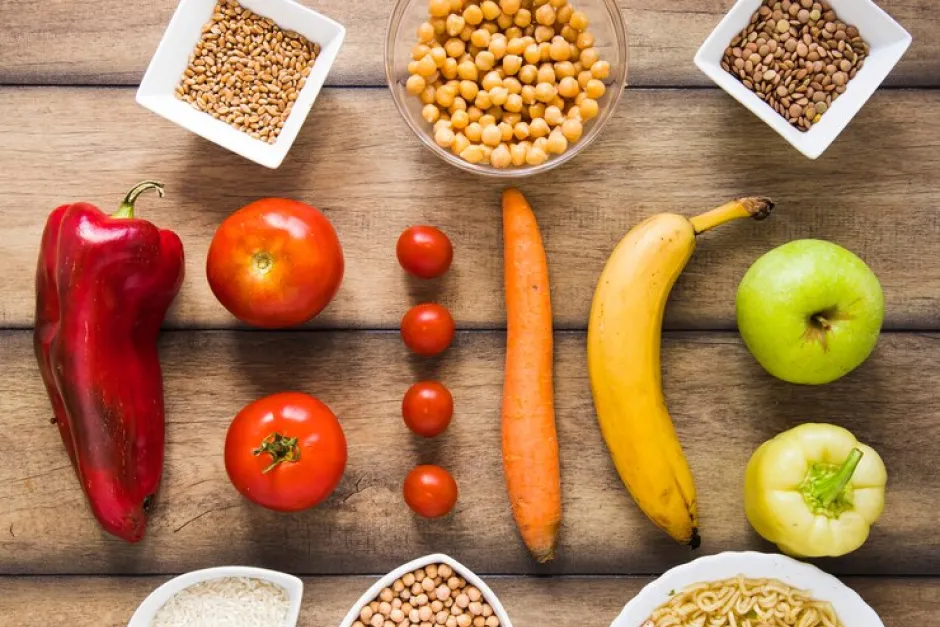 Es necesario hacer una distribución correcta de alimentos durante todo el día y no ingerir todas las calorías en una sola comida.