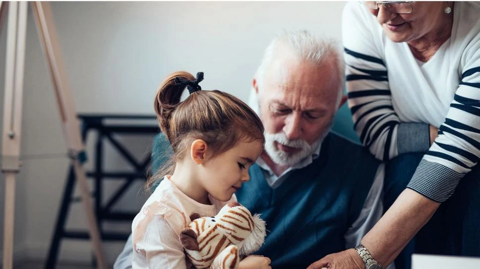 PERÍODO DIFÍCIL. Cuando los padres dependen de sus hijos en la actividad cotidiana, se complica la relación.