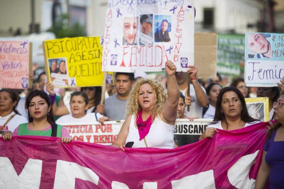 “NI UNA MENOS”. Los femicidios fueron una de las grandes problemáticas que se visibilizaron en la marcha de ayer frente a Casa de Gobierno. 