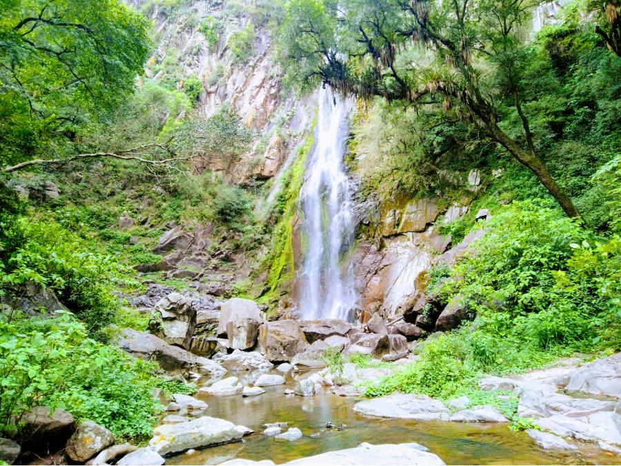 Turismo de Semana Santa: un oasis verde, un río turquesa y unas cuevas anaranjadas cerca de Tucumán