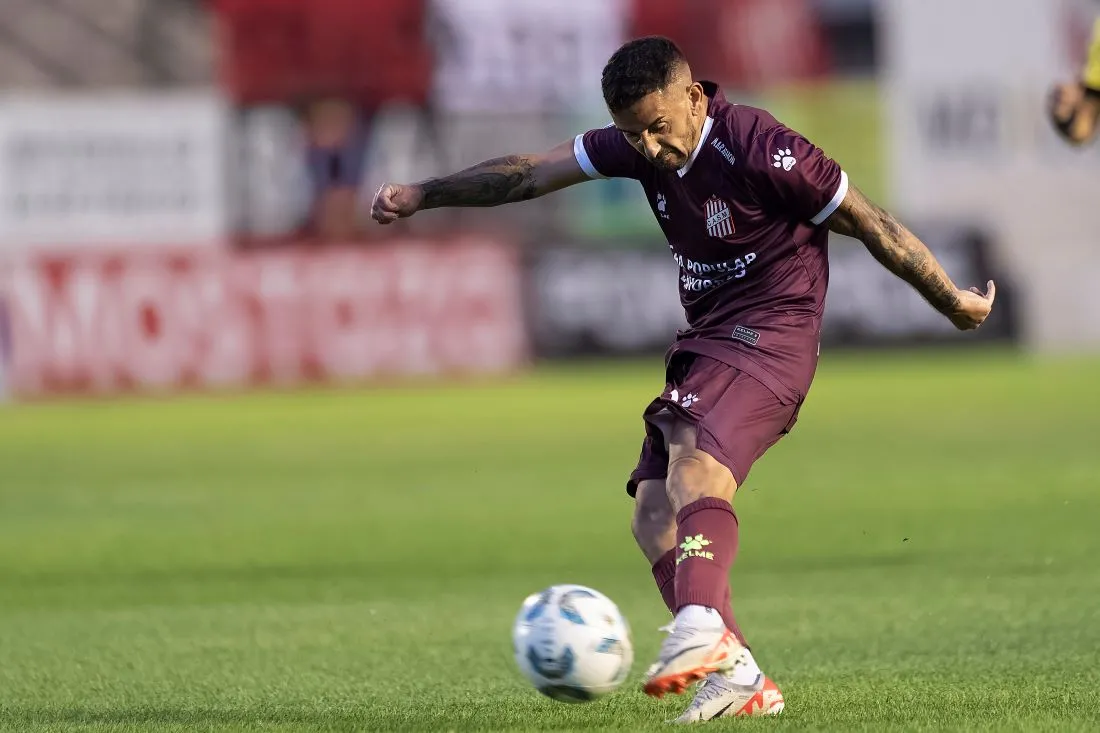 BUENA PEGADA. Cuevas creó juego, pero su definición potente en el gol fue su mejor expresión. Foto de Matías Nápoli Escalero/ESPECIAL PARA LA GACETA