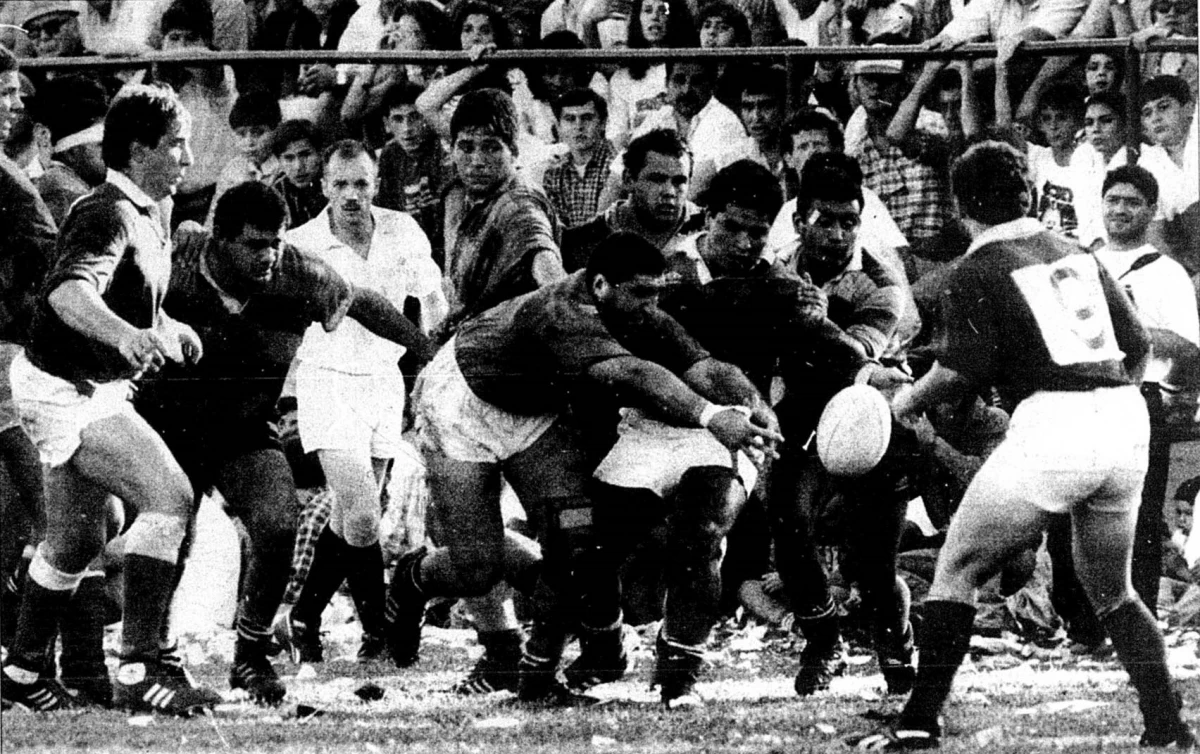 SIN TREGUA. Fue una dura batalla entre los forwards. Pablo Buabse y Carlos Gallo van en busca de la pelota, ante la mirada de Luis Cornelli y de David Werenisky.