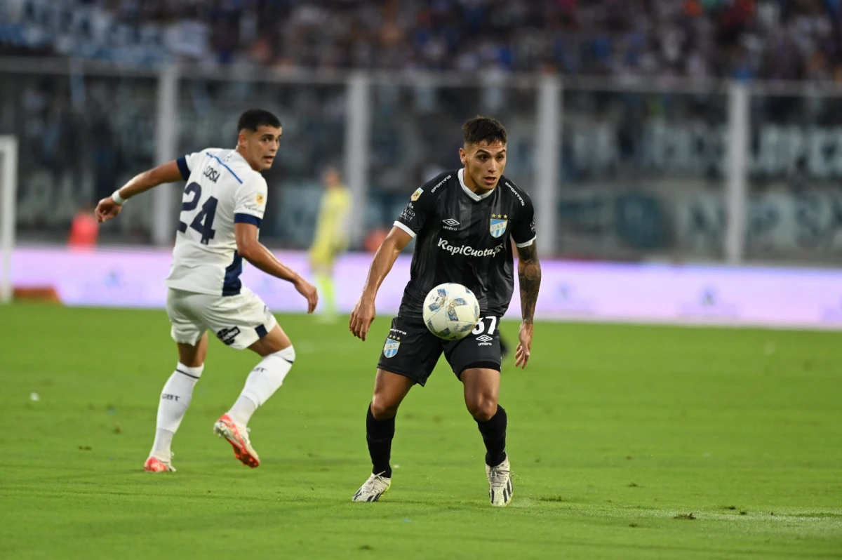 EL HOMBRE CLAVE. Ramón Sosa (24), que mira cómo Mateo Coronel se lleva la pelota, fue la figura de la cancha, y la llave del ataque de Talleres.