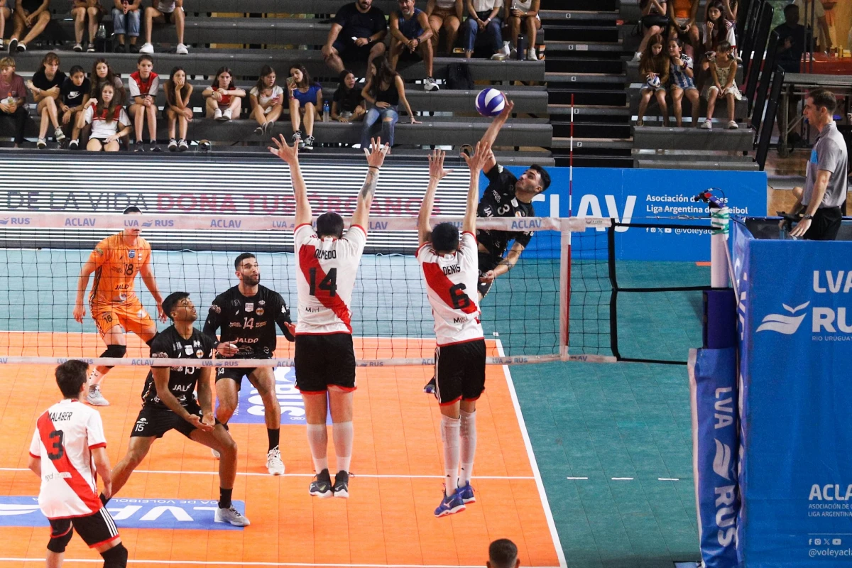 FALTÓ. Mansilla fue el que más aportó en el naranja, pero no alcanzó para dar vuelta la historia de cuartos de final. FOTO PRENSA MONTEROS VOLEY