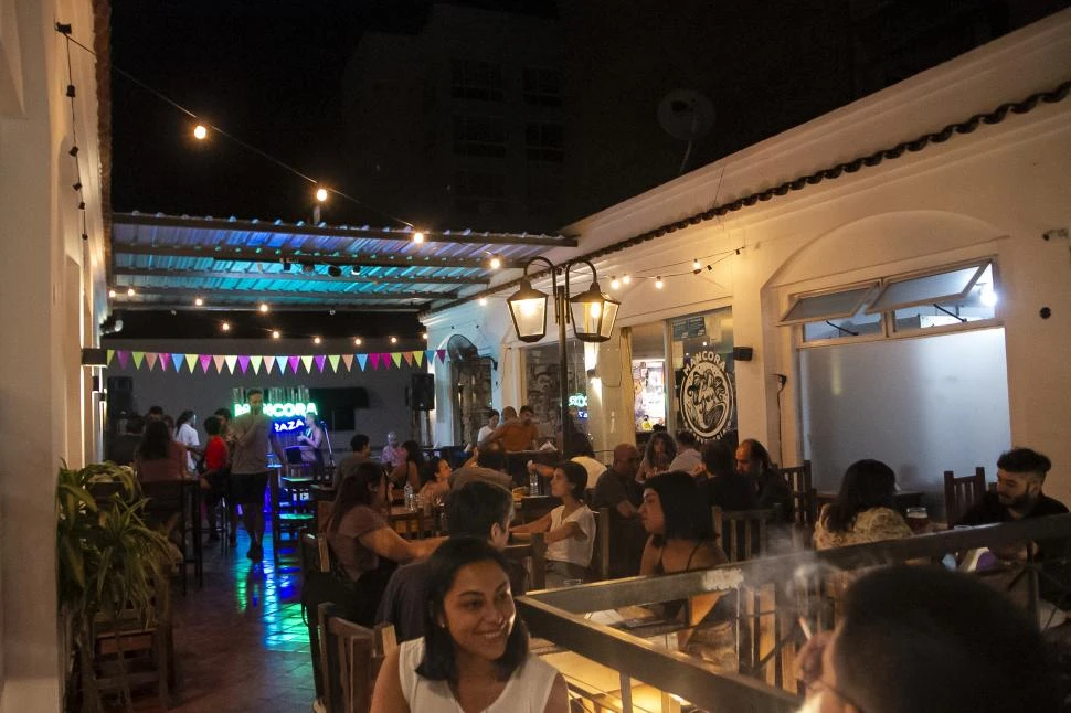 FRENTE A LA CASA HISTÓRICA. Las noches de verano se disfrutan al aire libre y con una buena cerveza.