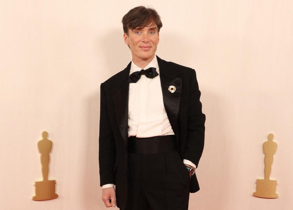 EJEMPLO DE ESTILO. Cillian Murphy (“Oppenheimer”) eligió para lagala un traje con un broche en formade disco brillante y pajarita.