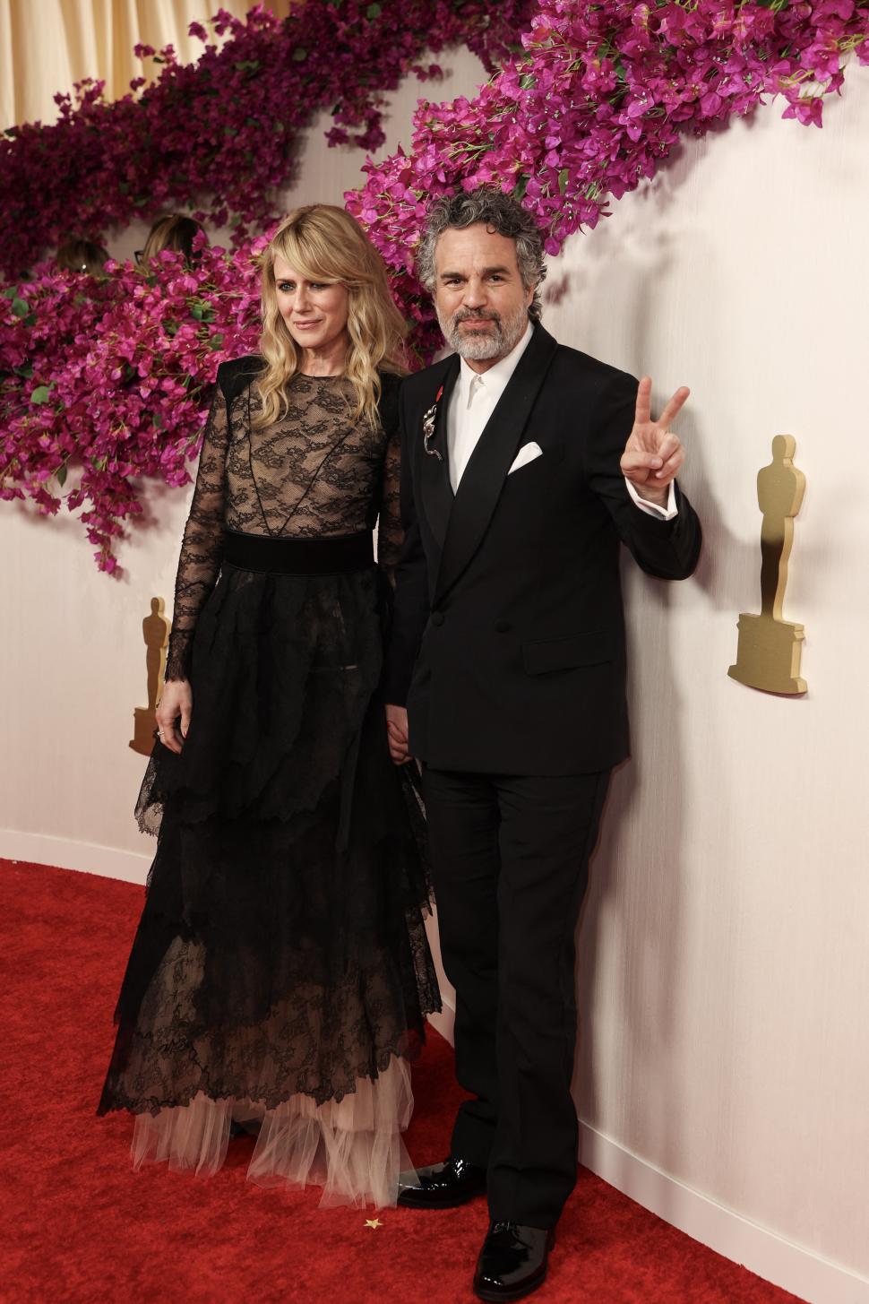 EN EL DOLBY THEATRE. El actor Mark Ruffalo (“Pobres criaturas”) junto a su esposa, la también actriz Sunrise Coigney, a su paso por la alfombra roja.