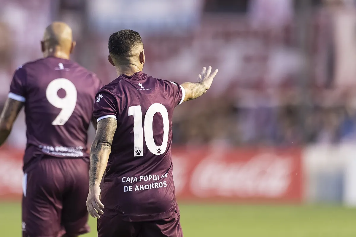 FESTEJO. Cuevas se animó a probar el arco y abrió el marcador para la goleada de San Martín 3-1 contra Talleres (RdE). Foto de Matías Nápoli Escalero/ESPECIAL PARA LA GACETA.