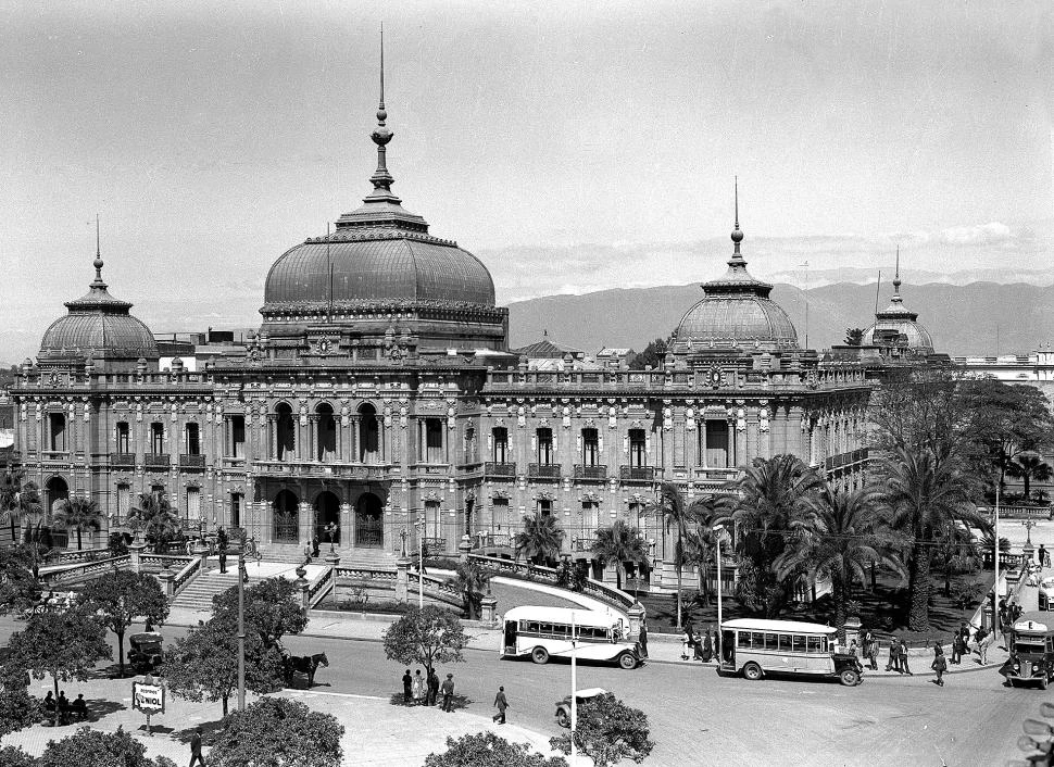 POR LA IZQUIERDA. Esta foto de 1930 muestra la calle 25 de Mayo con el tránsito en sentido contrario al que conocemos actualmente.