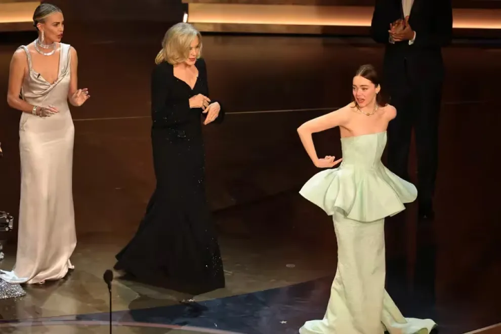 Emma Stone no buscó esconder la rotura de su vestido.