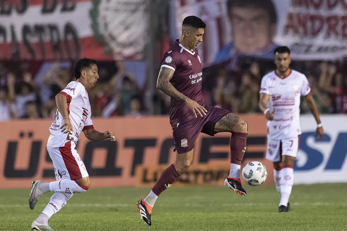 BUEN DESEMPEÑO. Hernández realizó 22 pases contra Talleres (RdE) y hasta inició la jugada para el segundo gol de San Martín de Tucumán. Foto de Matías Nápoli Escalero/ESPECIAL PARA LA GACETA.