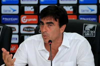 Polémica frase: qué dijo el DT de Vélez sobre los jugadores denunciados por abuso sexual