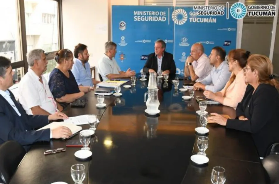 Buscan prohibir que “bomberos falsos“ vendan bonos contribución en los semáforos