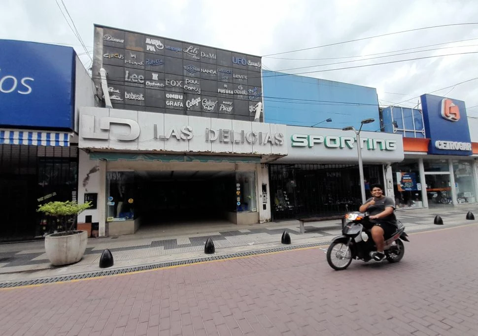 FACHADA TRADICIONAL. El frente del negocio, que tiene una característica forma de L. Dentro de unos días el negocio cerrará y se alquilará el local. 