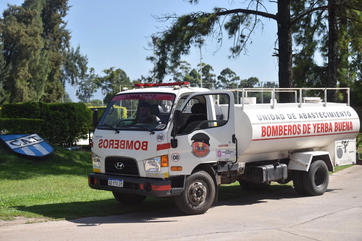  Un camión cisterna debió proveer agua ante el problema de suministro en el complejo Ojo de Agua.