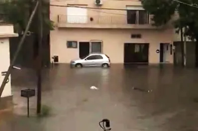 Horror en Buenos Aires: el cuerpo de un hombre apareció flotando en una calle