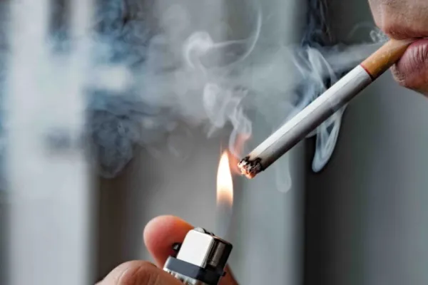 Hosteleros españoles critican la nueva ley que prohíbe fumar y vapear en terrazas y alertan sobre el impacto turístico