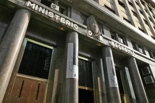 Luis Caputo acelera el canje de deuda y emite bonos por $60 billones