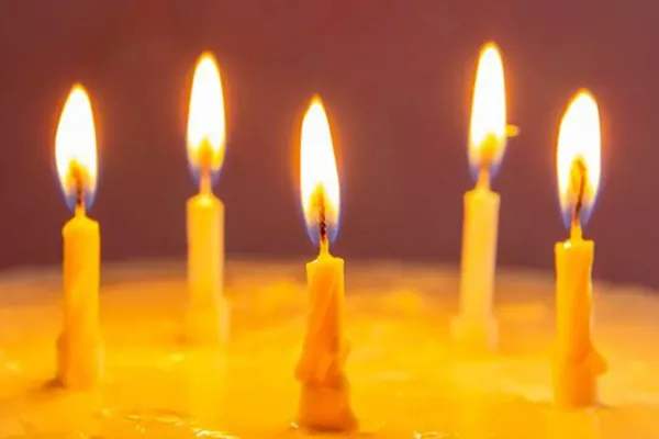 El ritual de las velas amarillas: una poderosa rutina para atraer la prosperidad económica