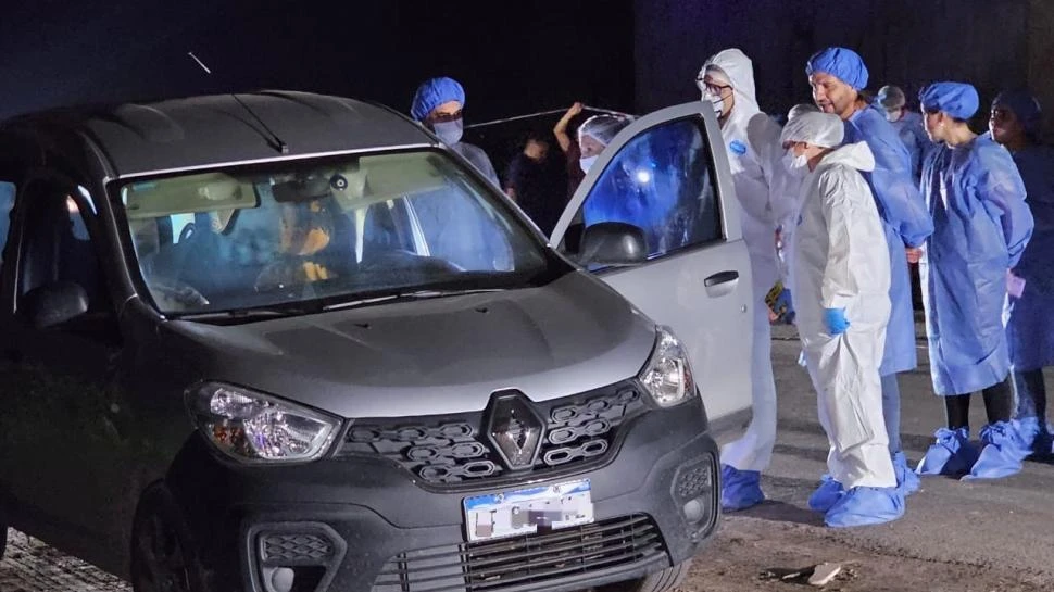 TAREA. Los peritos buscan pruebas en el auto de la víctima.