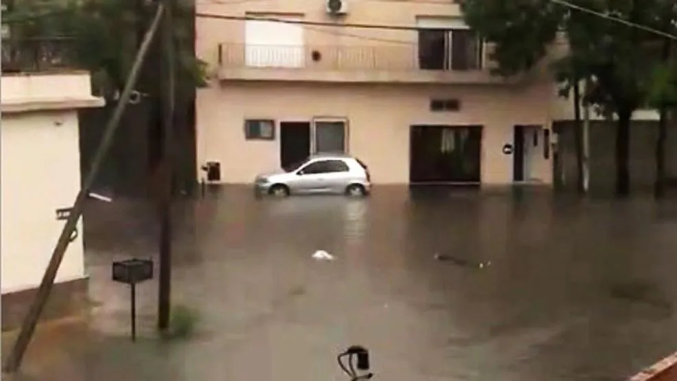 El cuerpo del hombre fue avistado por los vecinos en medio del diluvio.