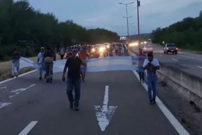 Despidos masivos de norte a sur: en Salta, trabajadores del azúcar cortan la ruta nacional 50