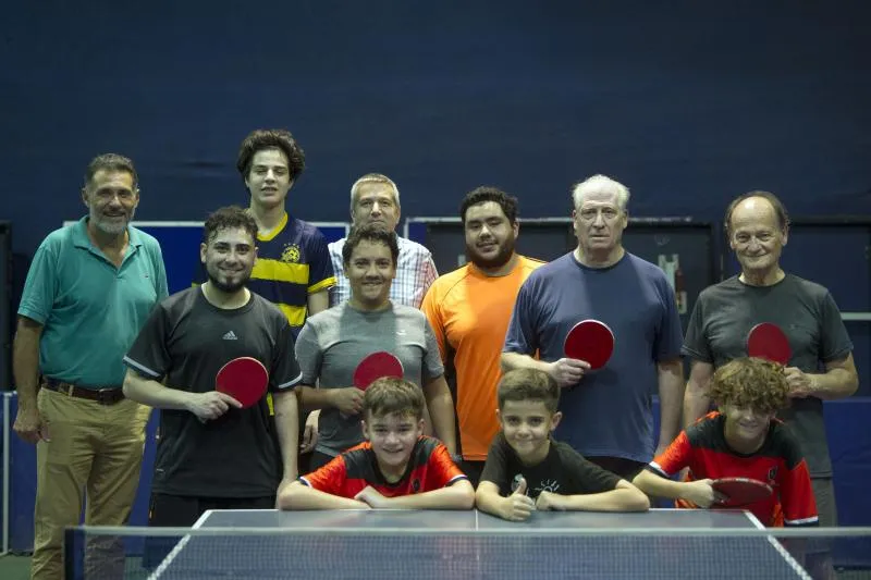 RESURGIR. Práctica de tenis de mesa en el Complejo Nicolás Avellaneda donde niños, jóvenes y adultos mayores lo juegan. 