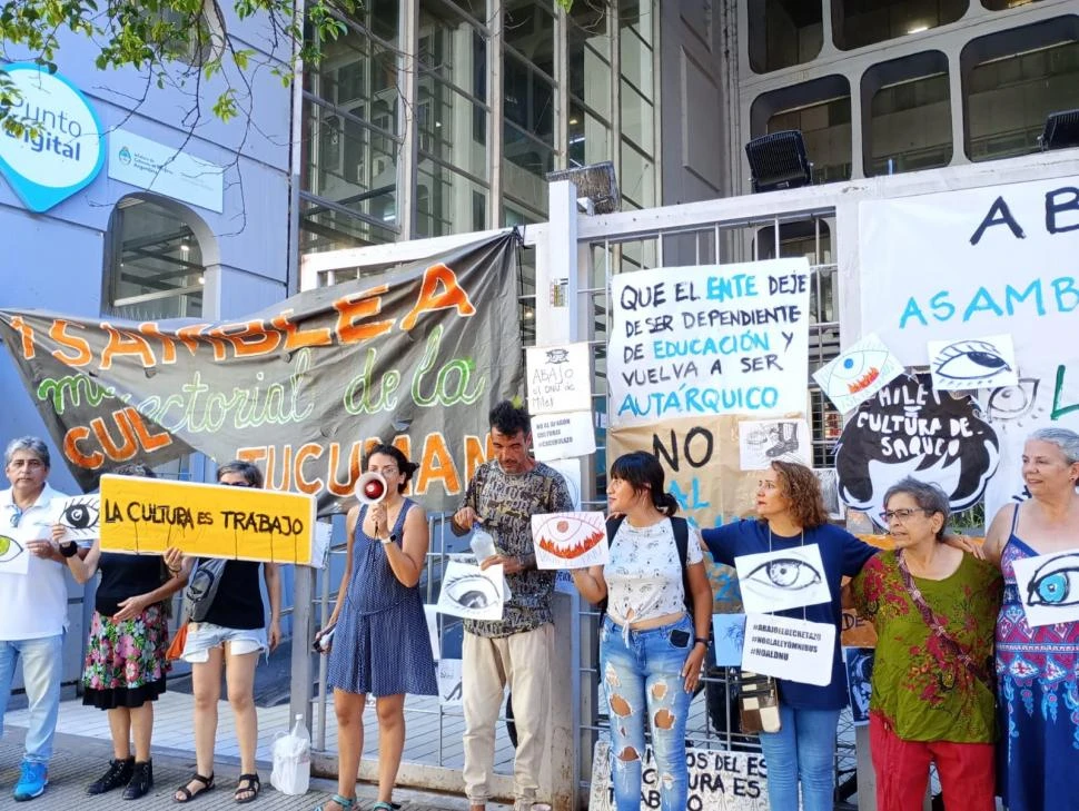 PROTESTA Y DEMANDAS. Tomados de los brazos se escucharon las quejas.