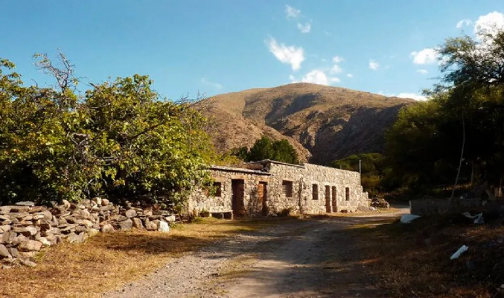 Las montañas que rodean El Pichao y las nubes se mezclan y crean el telón de fondo de todo el pueblo