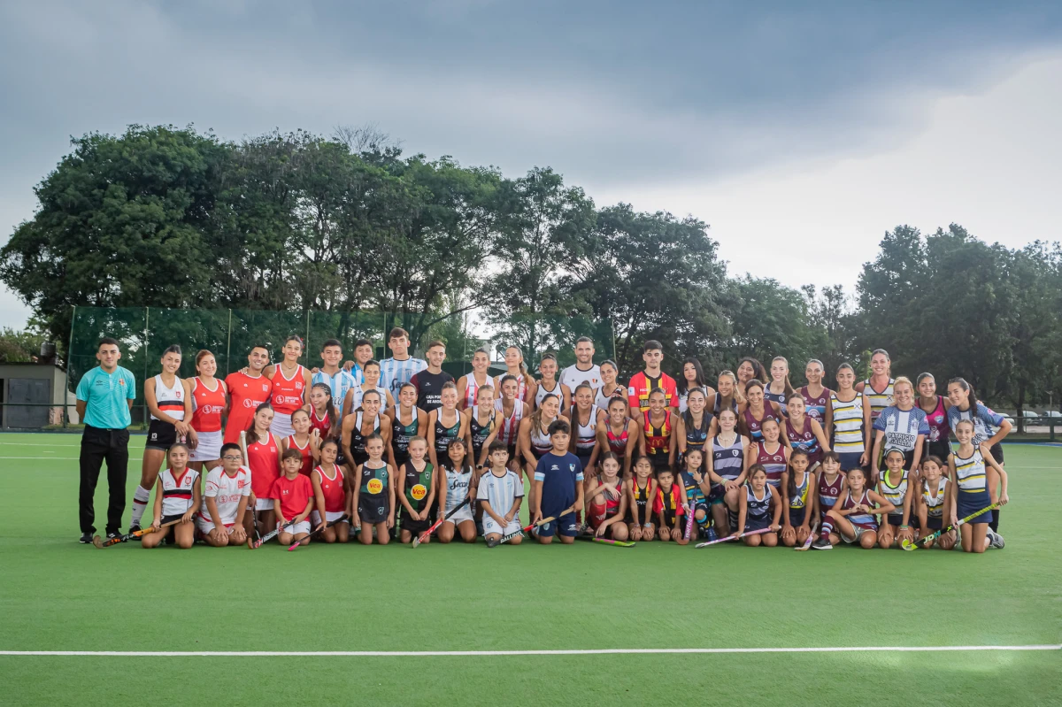 PREPARADOS. Representantes de todos los equipos de primera que disputarán los campeonatos locales, con juveniles de distintos clubes, listos para arrancar. 