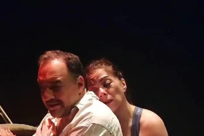 Ella y él intentan reconstruir el paraíso perdido