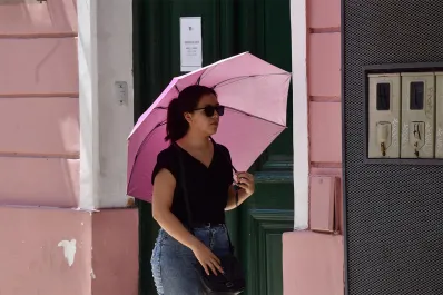 Anuncian mucha humedad para un viernes inestable y caluroso: volvería a llover por la tarde