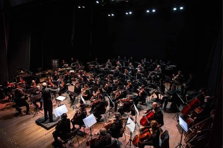 CON LA BATUTA. El director Roberto Buffo explicó qué tipo de música se escuchará esta noche.