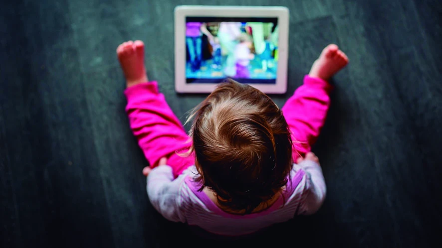 CUIDADOS. Es importante tener en cuenta a qué distancia miran la tablet.