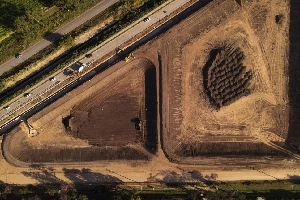 EL “TRIÁNGULO”. El parque está ubicado junto al camino de sirga, varias cuadras al este de la avenida Solano Vera.