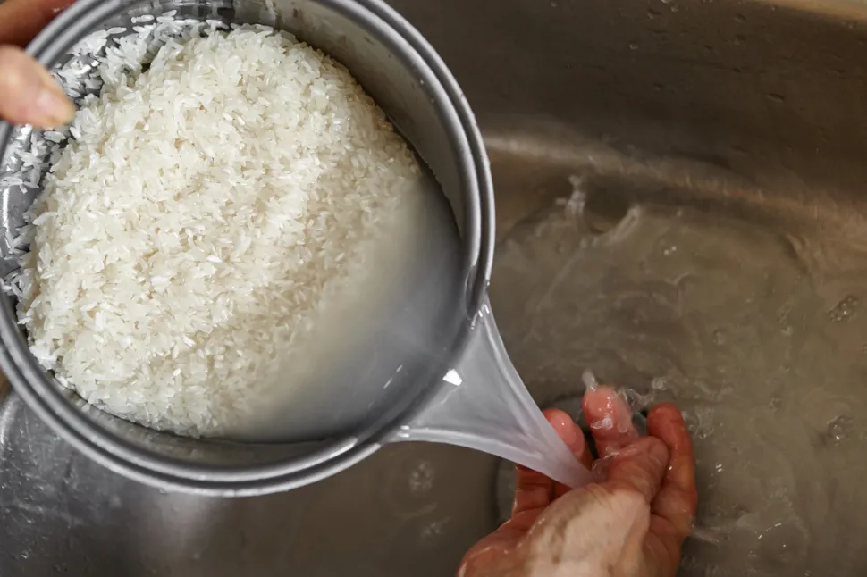 ¿Hay que enjuagar el arroz antes de cocinarlo?